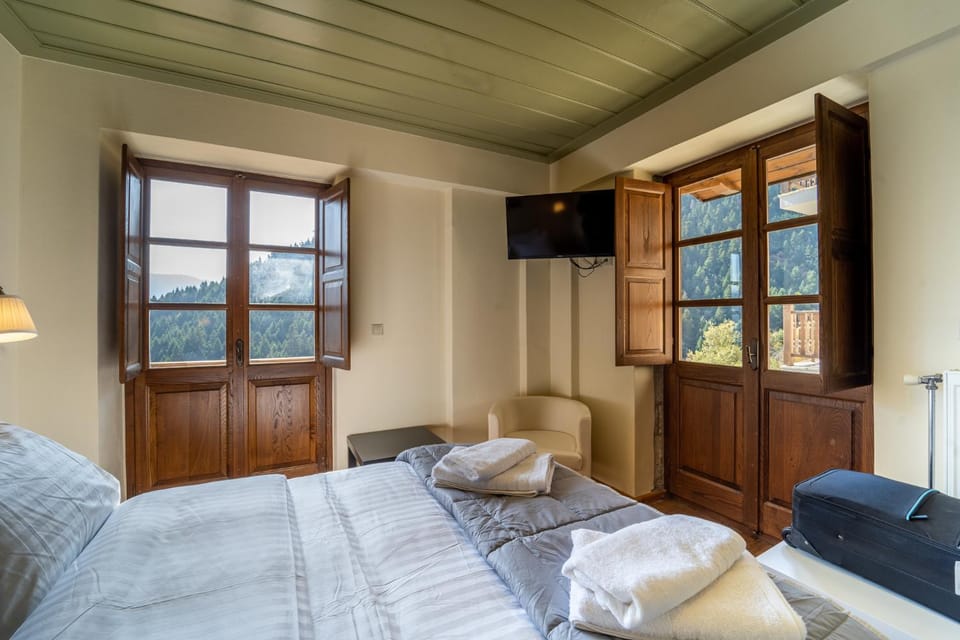 Bed, TV and multimedia, View (from property/room), Photo of the whole room, Bedroom