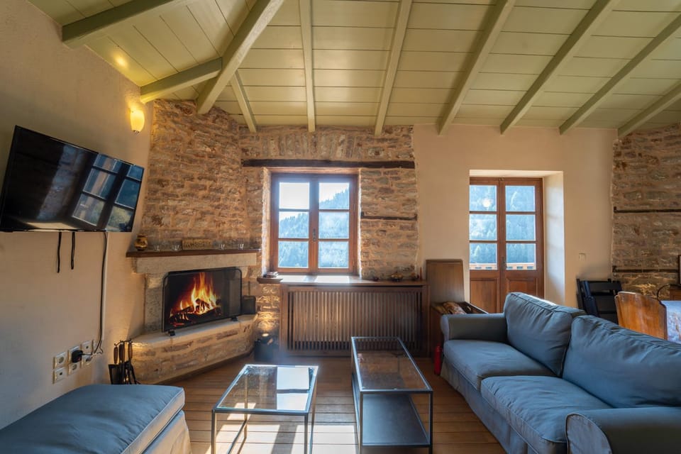 Communal lounge/ TV room, TV and multimedia, Balcony/Terrace, Living room, Seating area, Evening entertainment, fireplace