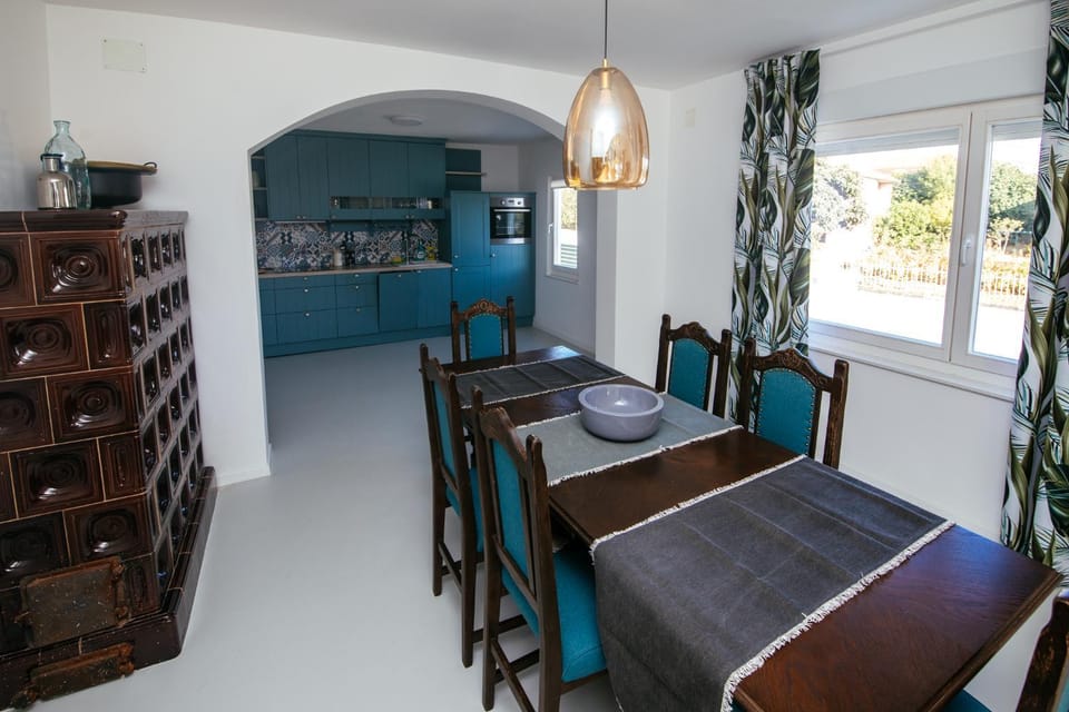 Kitchen or kitchenette, Seating area, Dining area