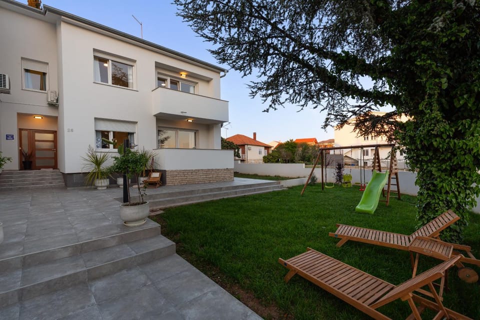 Property building, Day, Garden, Garden view, sunbed