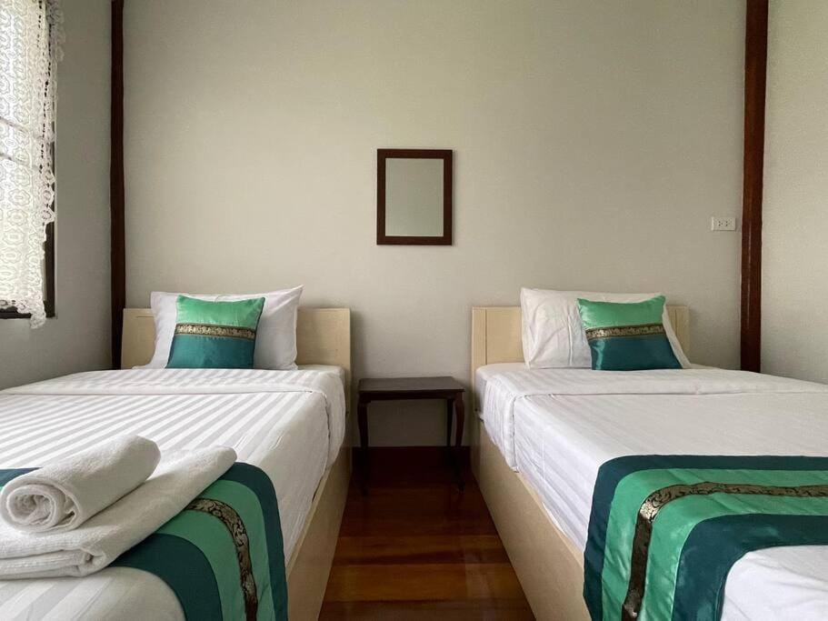 Bed, Photo of the whole room, towels