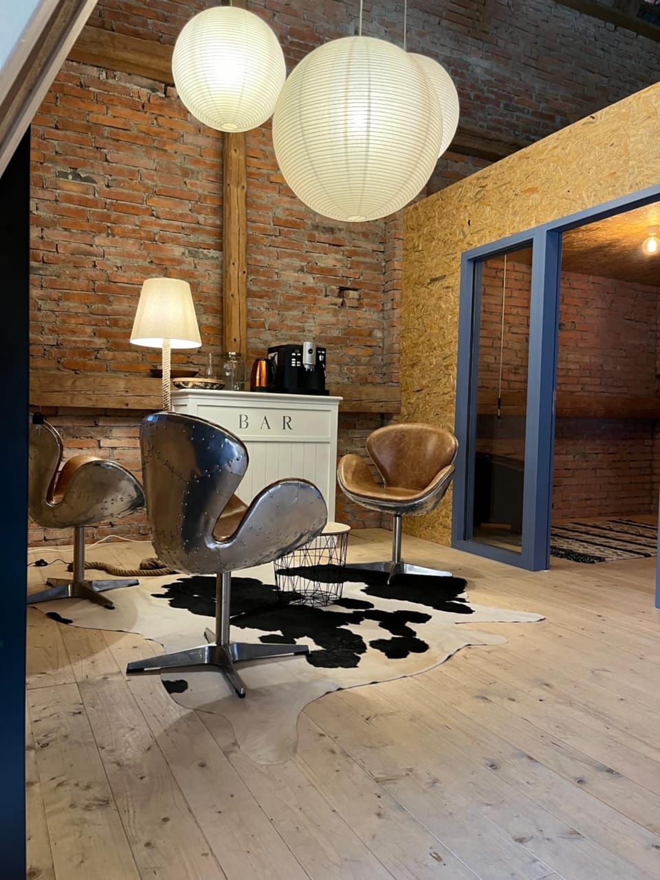 Lounge or bar, oven
