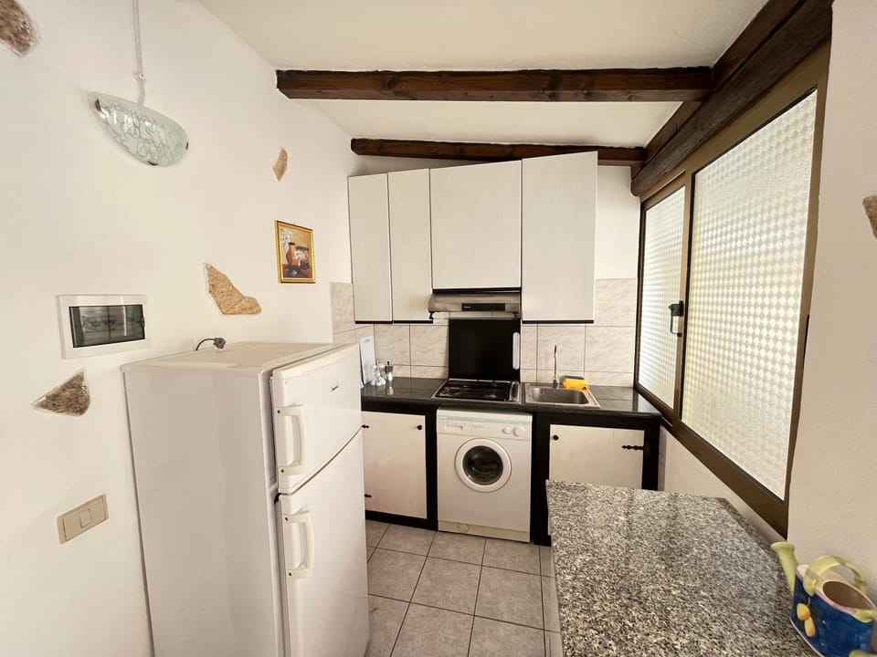 Kitchen or kitchenette, minibar, stove