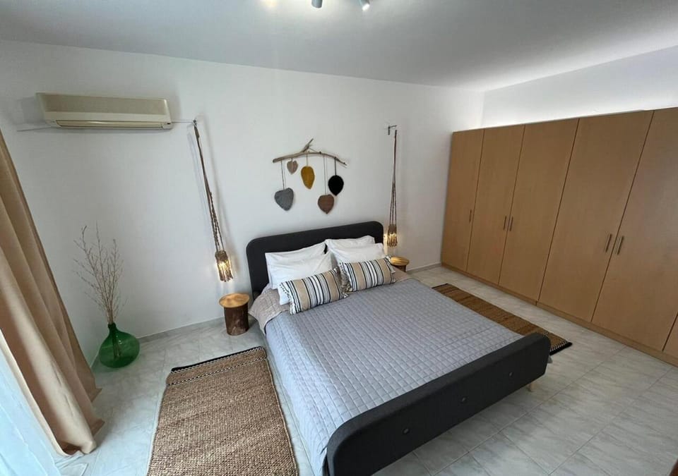 Bed, Photo of the whole room, Bedroom, wardrobe, air conditioner