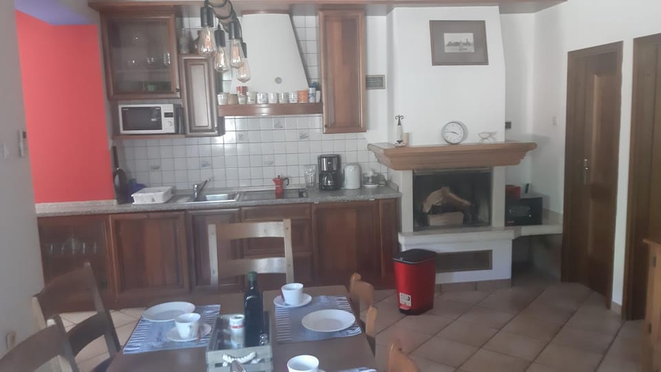 Coffee/tea facilities, Kitchen or kitchenette, Dining area, minibar