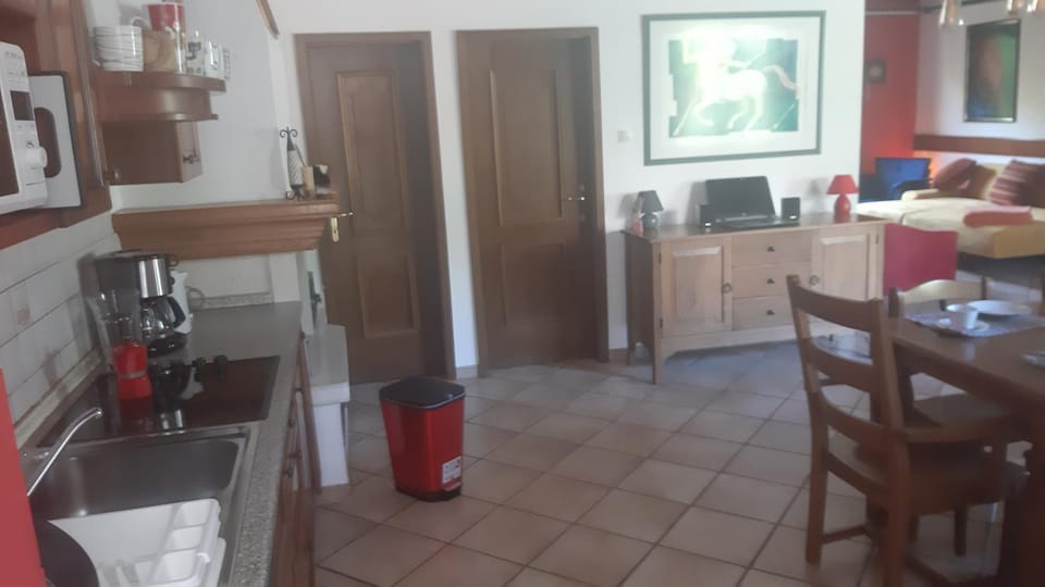 Coffee/tea facilities, Kitchen or kitchenette, Dining area, dishwasher