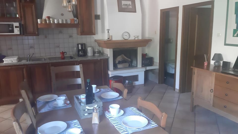 Coffee/tea facilities, Kitchen or kitchenette, Dining area, minibar