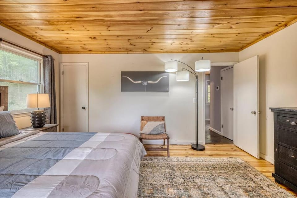 Luxury Chalet on 50 Acres, Hot Tub, Game Room, Mountain View & seasonal spring Chalet in Georgia