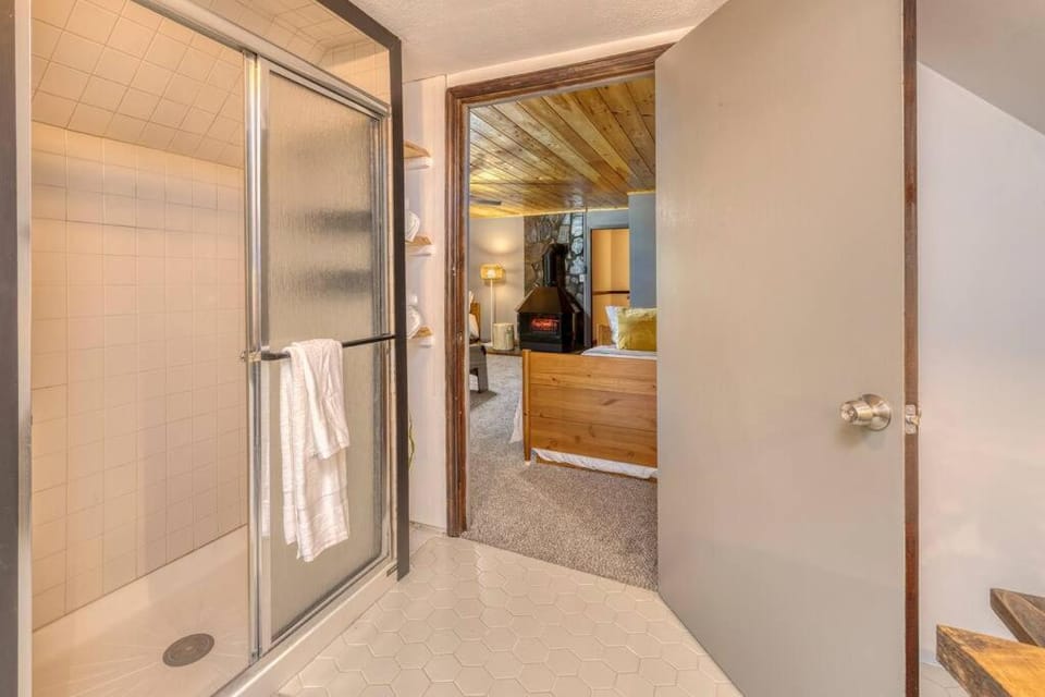 Luxury Chalet on 50 Acres, Hot Tub, Game Room, Mountain View & seasonal spring Chalet in Georgia