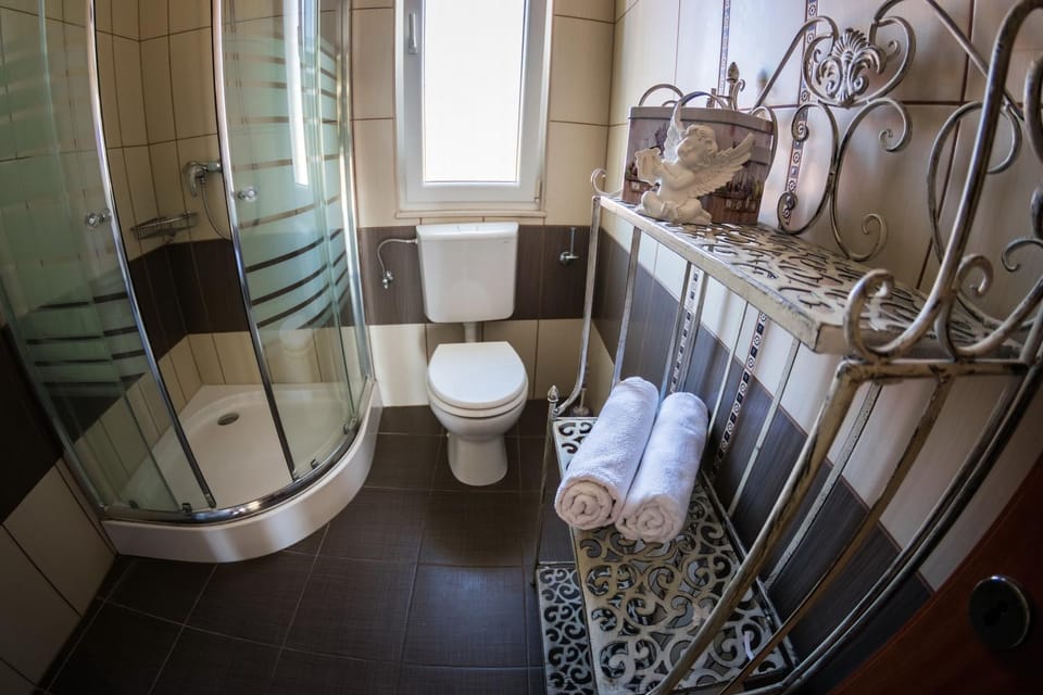 Shower, Toilet, Bathroom, towels