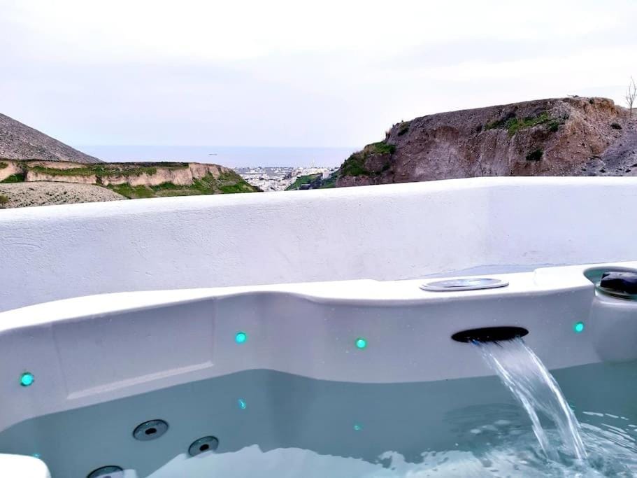 Amazing Vineyard View Luxury Villa with juccuzi! Villa in Santorini