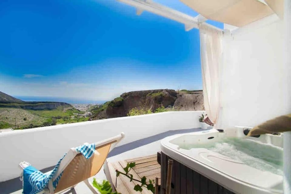 Amazing Vineyard View Luxury Villa with juccuzi! Villa in Santorini