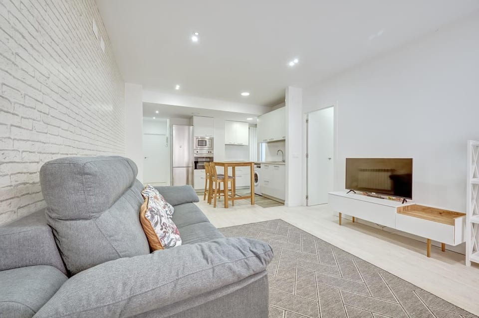 TV and multimedia, Kitchen or kitchenette, Living room, Seating area, Dining area