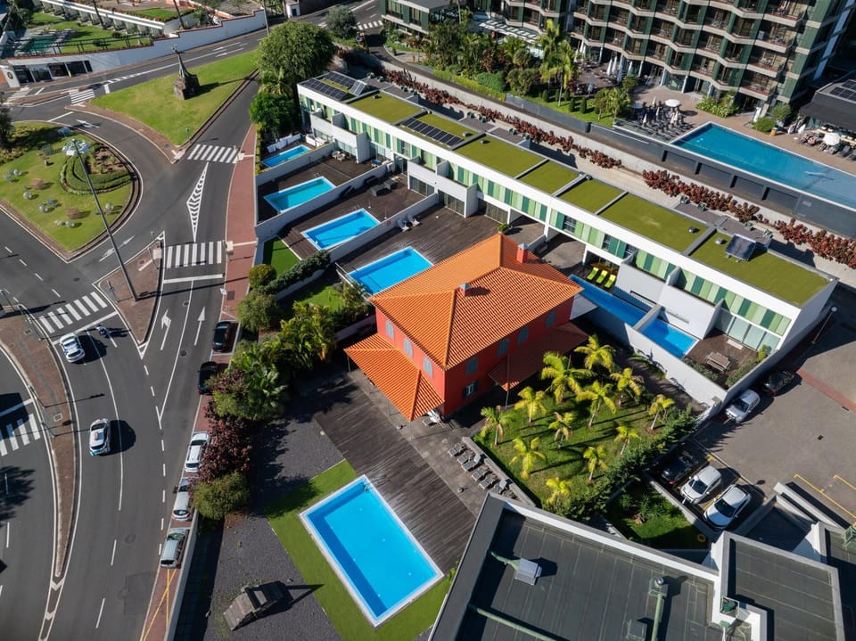 Property building, Bird's eye view, City view, Location, Parking
