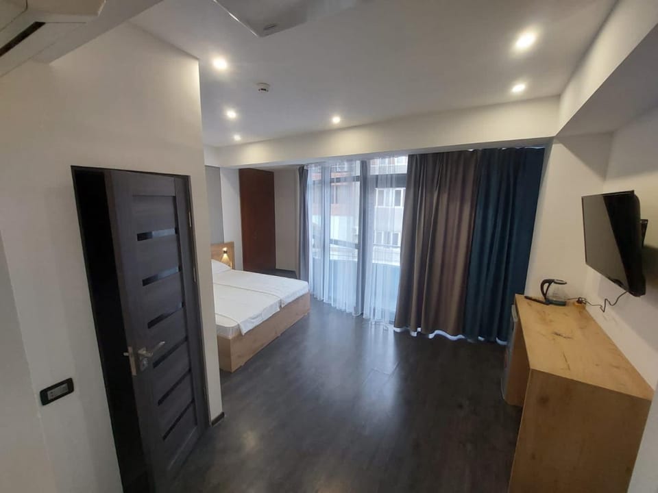 Bed, TV and multimedia, Photo of the whole room, hair dresser