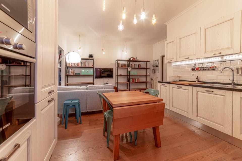 Coffee/tea facilities, Kitchen or kitchenette, Living room, Seating area, Dining area, dishwasher, internet, microwave, minibar, oven, stove, air conditioner