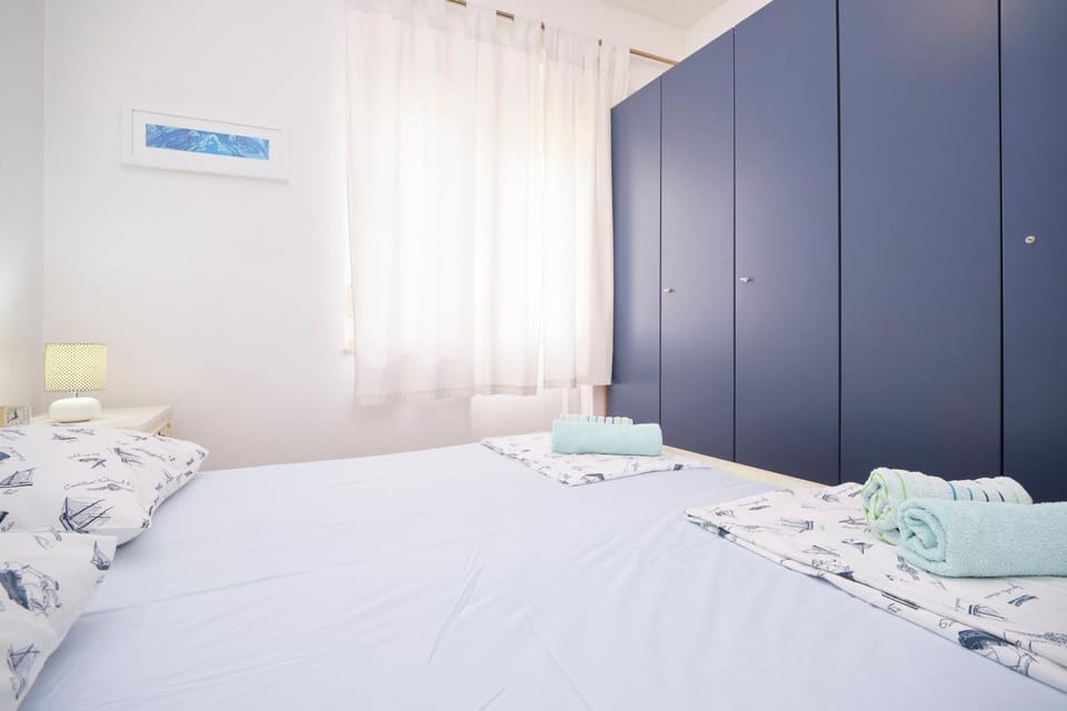 Bed, Bedroom, towels, wardrobe