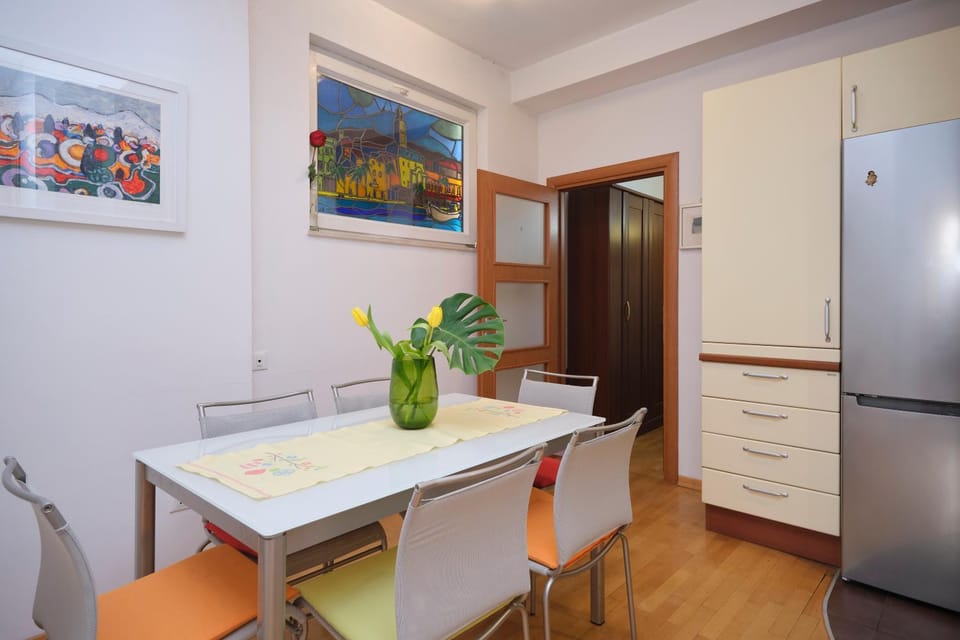 Kitchen or kitchenette, Decorative detail, Dining area