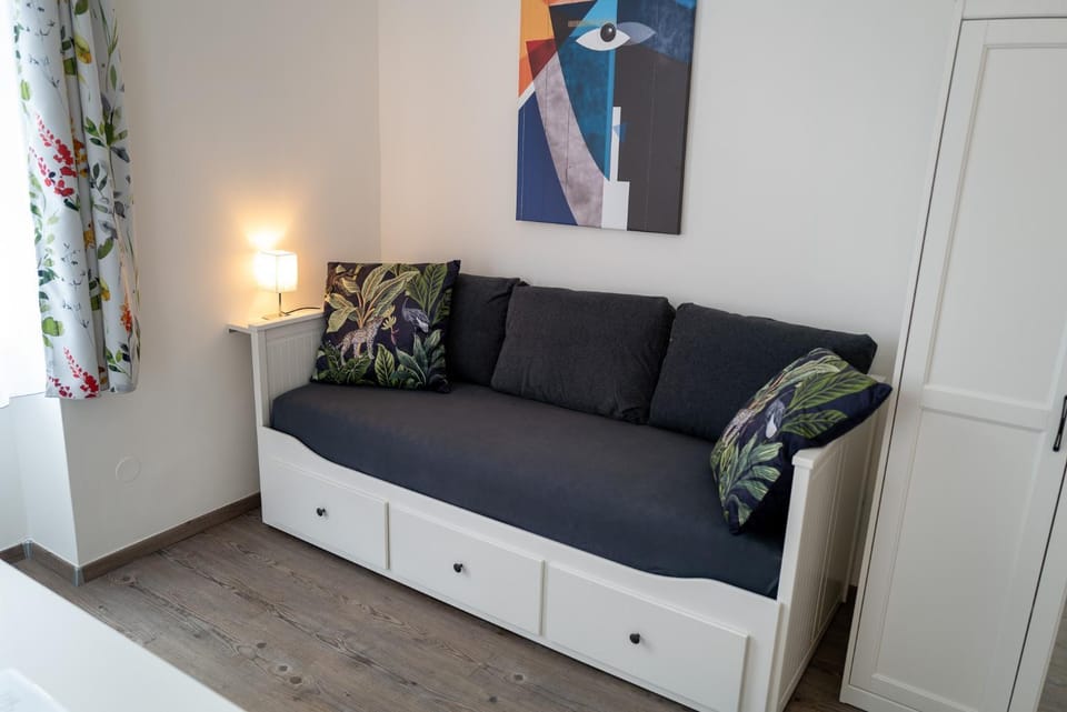 Living room, Photo of the whole room, Seating area