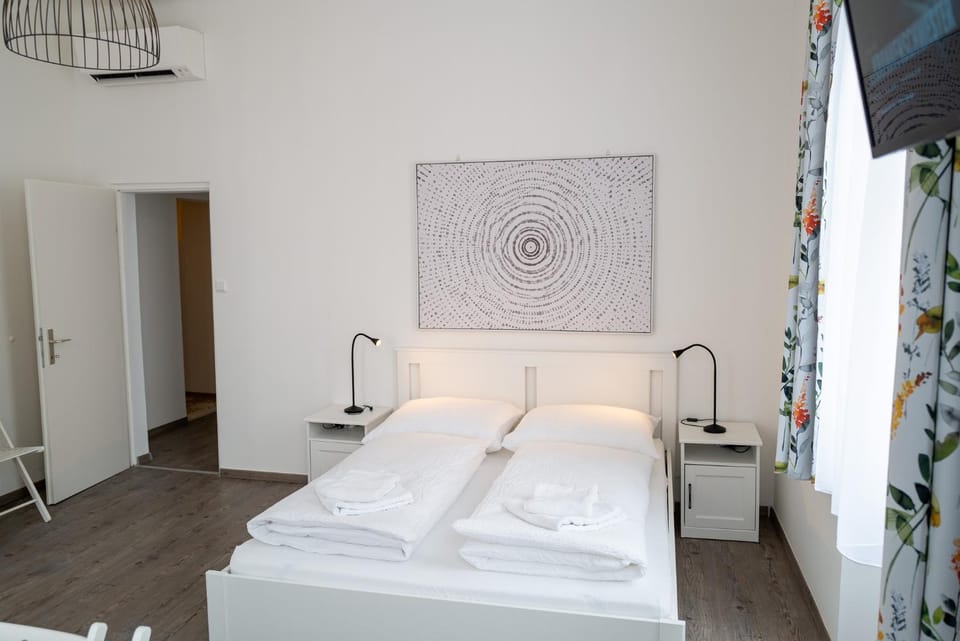Bed, Photo of the whole room, Bedroom, towels