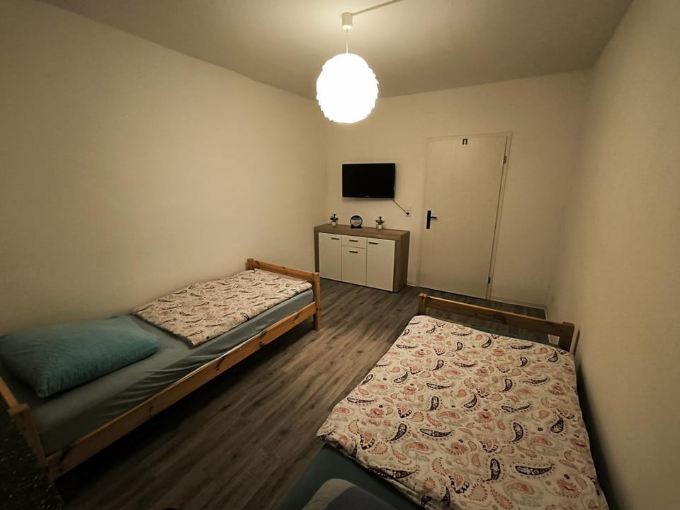 Bed, TV and multimedia, Photo of the whole room, Bedroom