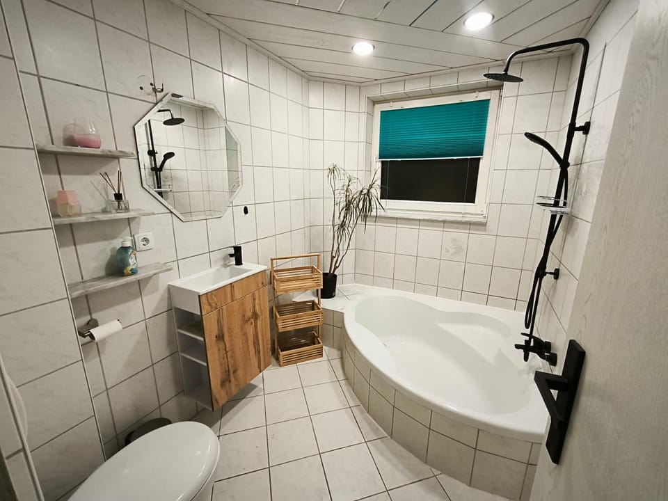Shower, Toilet, Bathroom, Bath, towels
