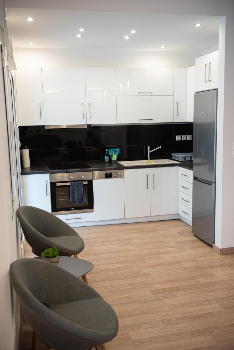 Kitchen or kitchenette, Seating area, pet friendly, stove, kitchen