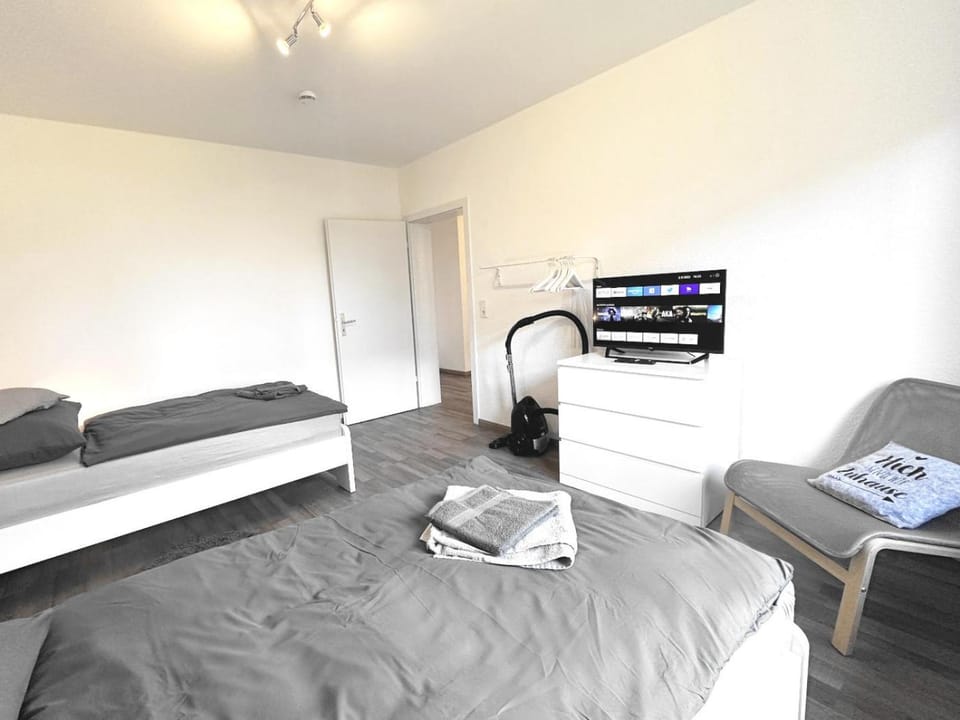 Bed, TV and multimedia, Photo of the whole room, Seating area, Bedroom, towels