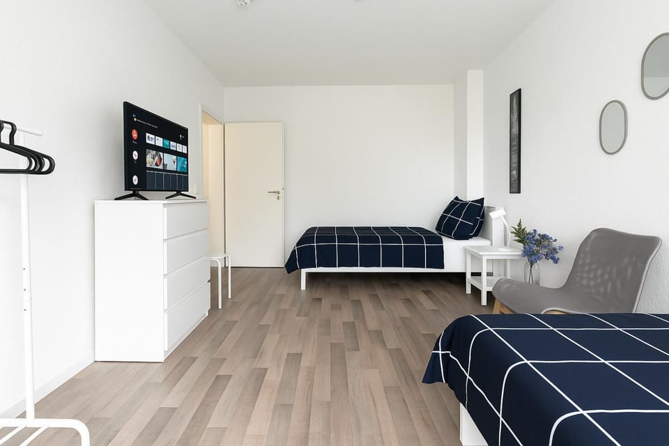 Bed, TV and multimedia, Photo of the whole room, Seating area, Bedroom