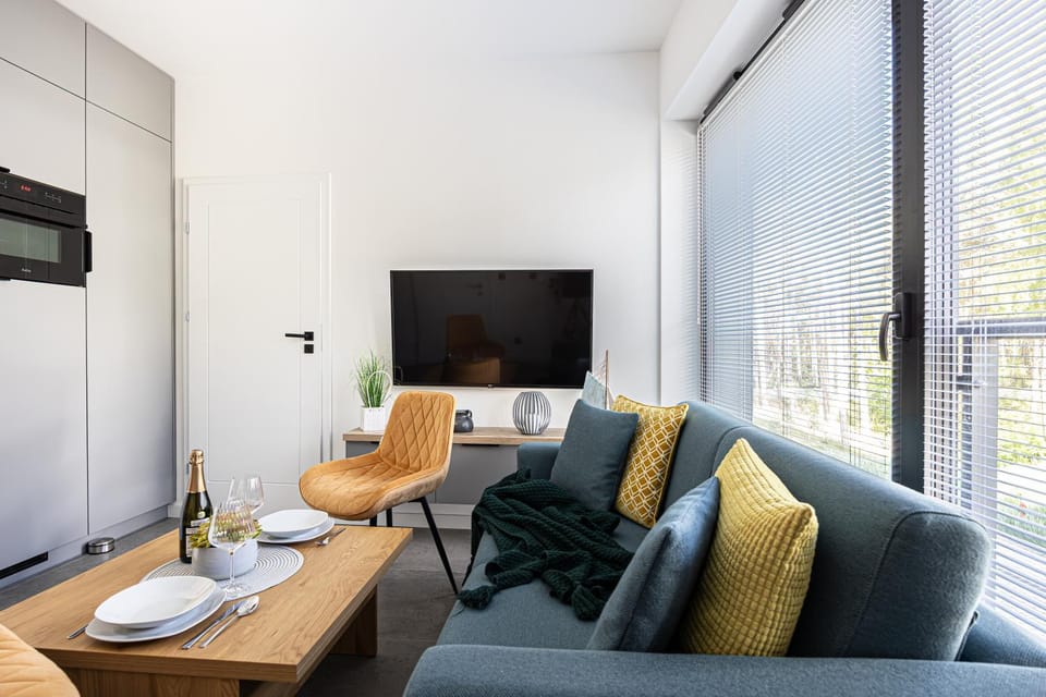 TV and multimedia, Living room, Seating area, Evening entertainment