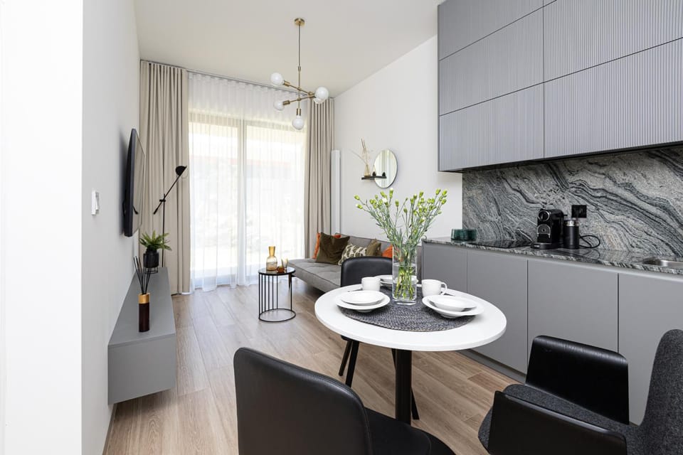 TV and multimedia, Kitchen or kitchenette, Living room, Seating area, Dining area