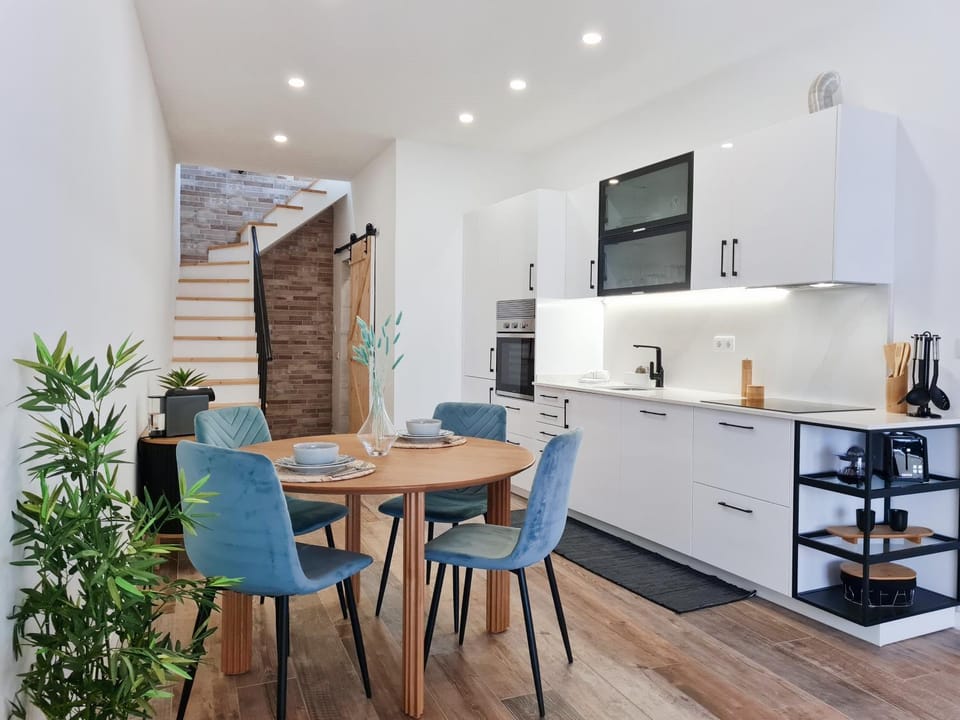 Kitchen or kitchenette, Dining area