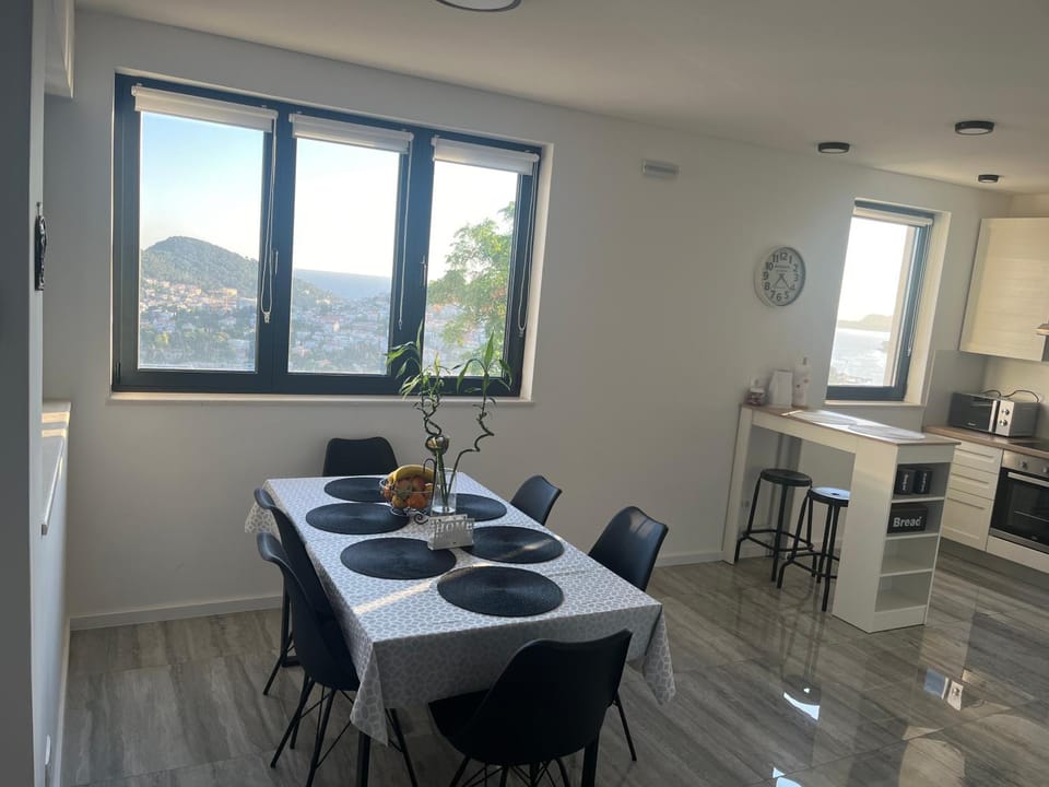Kitchen or kitchenette, Dining area, stove