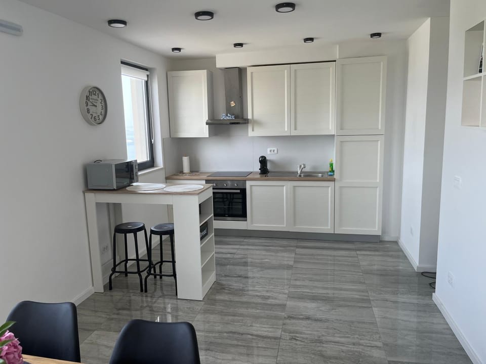 Kitchen or kitchenette, Dining area, dishwasher, stove