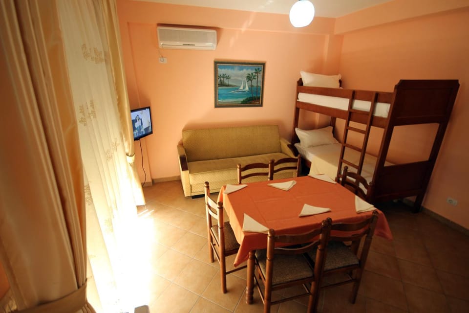TV and multimedia, Living room, Seating area, Dining area