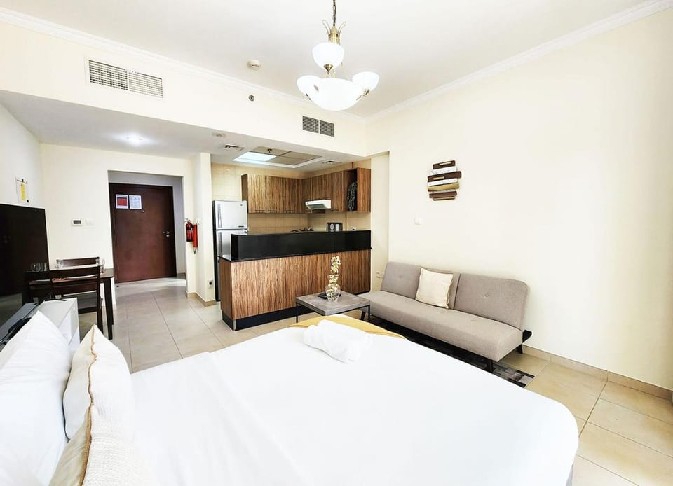 Bed, TV and multimedia, Kitchen or kitchenette, Photo of the whole room, Seating area