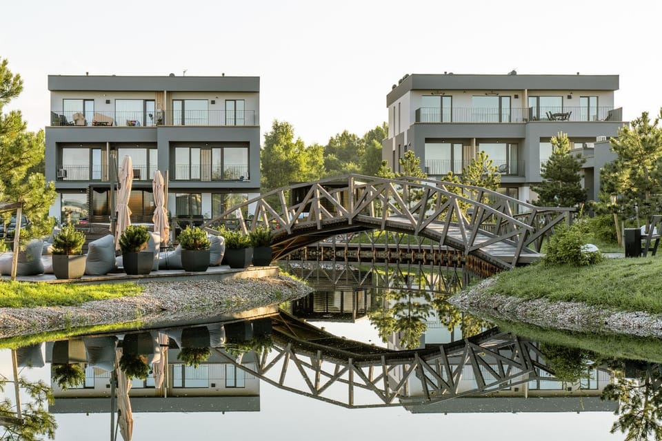 Property building, Nearby landmark, Day, Neighbourhood, Natural landscape, Lake view, Area and facilities