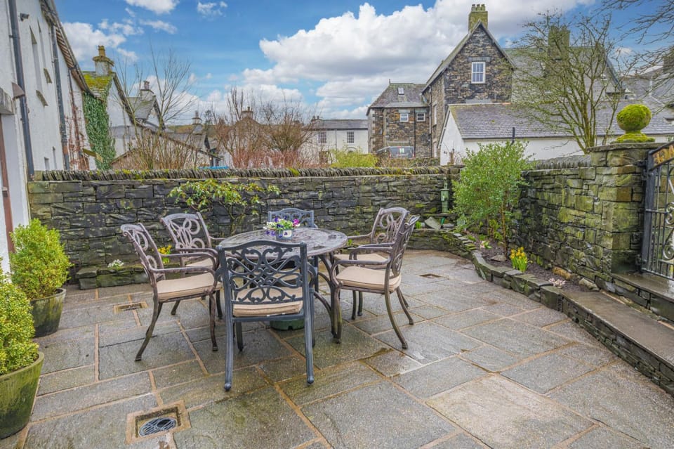 Property building, Patio, Garden, Garden, View (from property/room), Dining area, Garden view