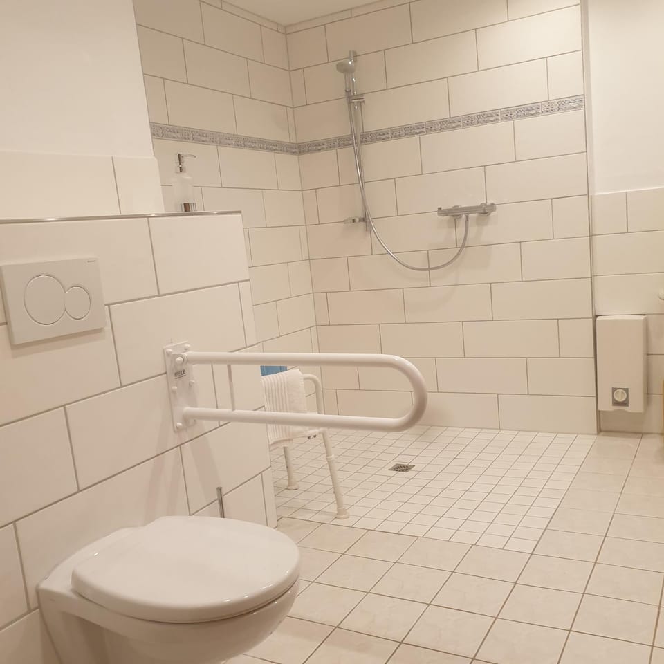 Shower, Toilet