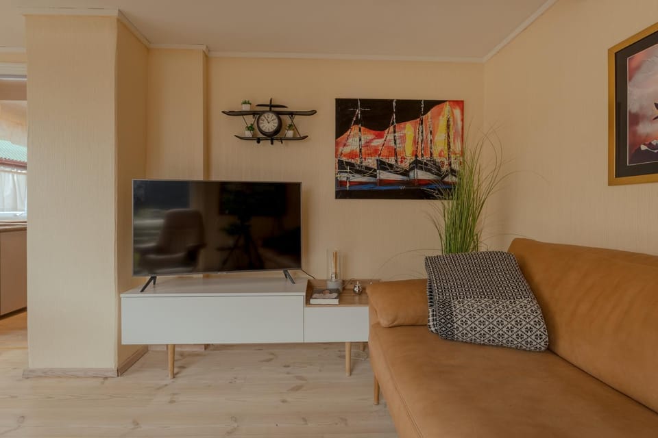 TV and multimedia, Living room, Seating area, Evening entertainment