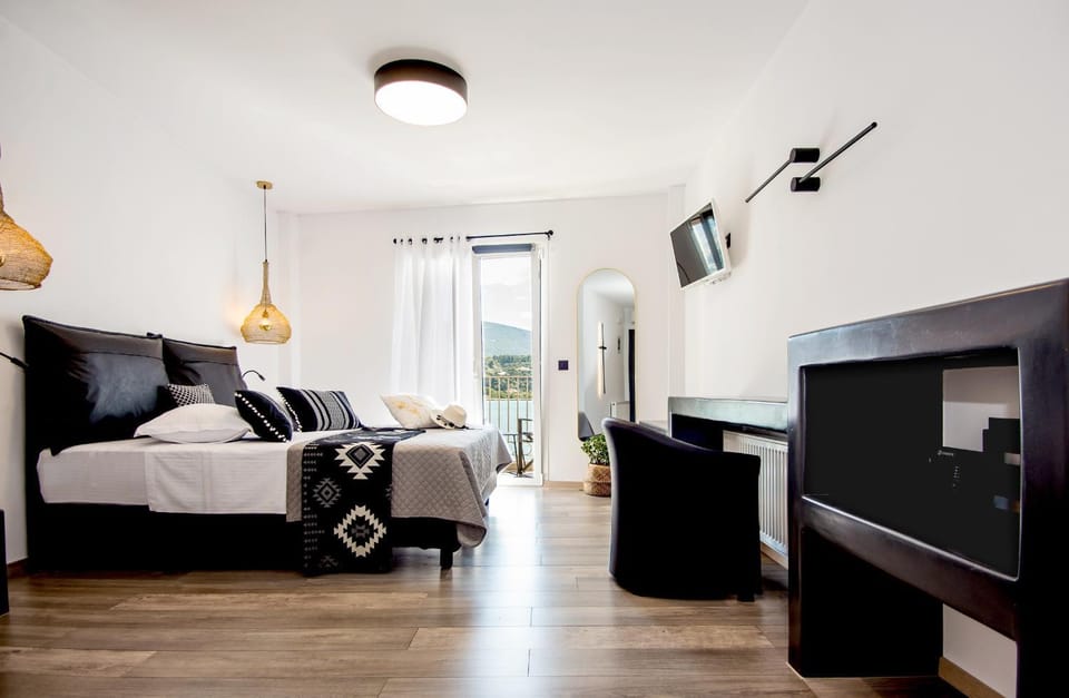 Bed, TV and multimedia, View (from property/room), Mountain view, Sea view