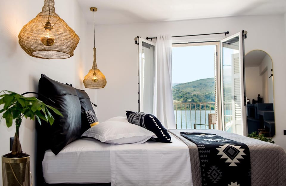 Bed, Natural landscape, View (from property/room), Balcony/Terrace, Bedroom, Mountain view, Sea view, towels