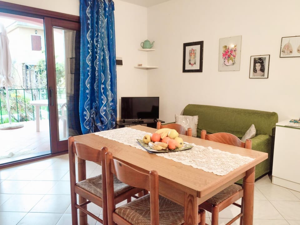 TV and multimedia, Kitchen or kitchenette, Living room, Food and drinks, Seating area, Dining area, Food