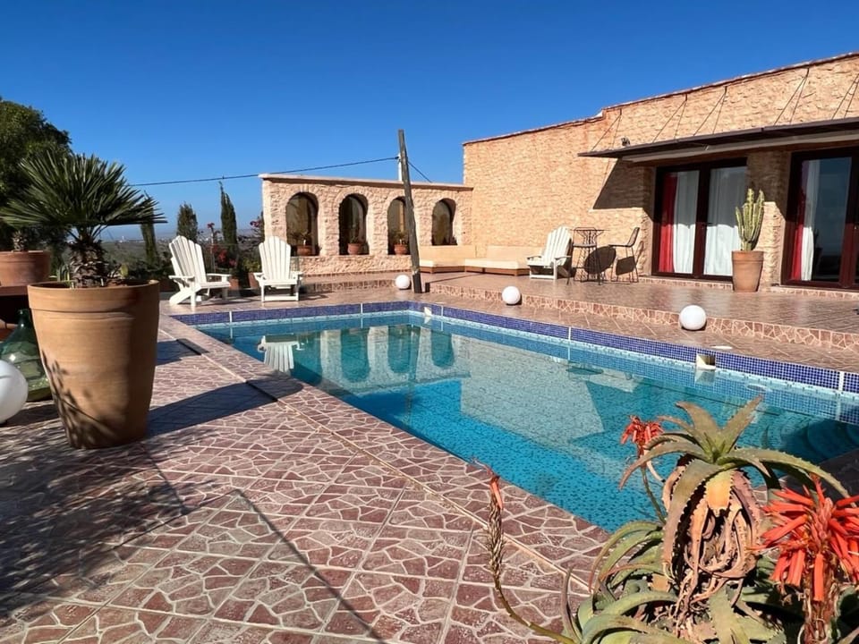 Patio, Swimming pool, sunbed