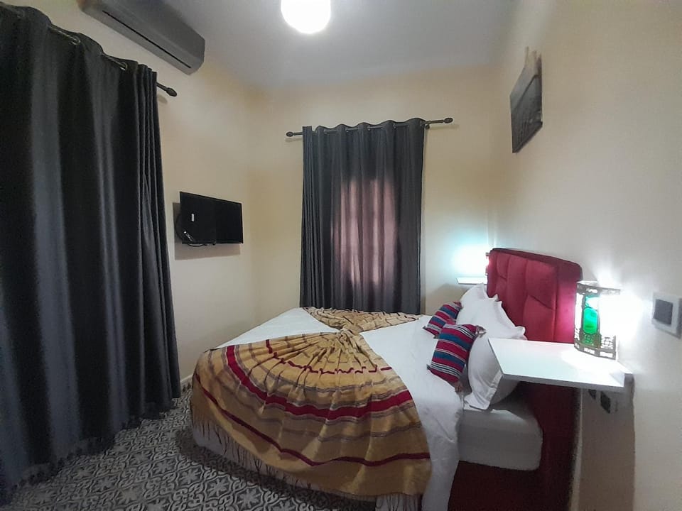 Bed, TV and multimedia, Photo of the whole room, Bedroom, hair dresser, towels