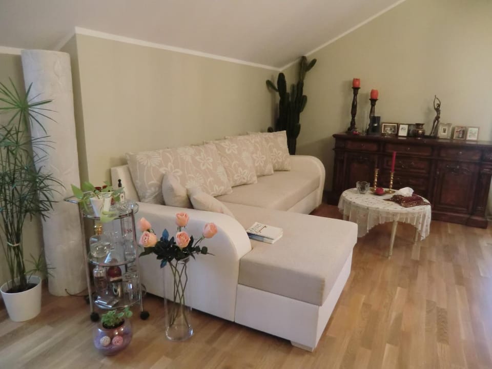 Communal lounge/ TV room, Bed, Living room, Seating area