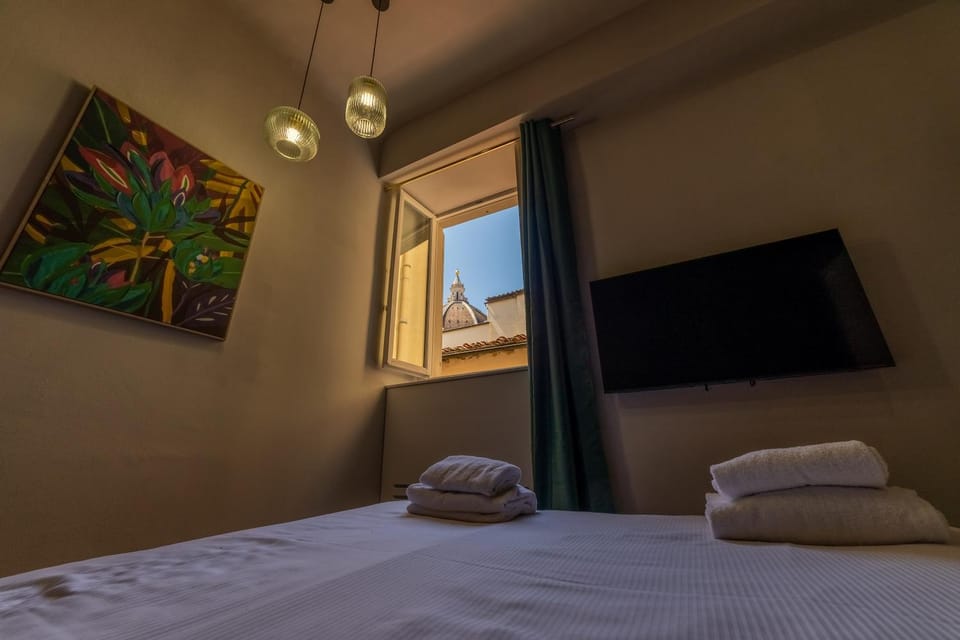 Bedroom, City view