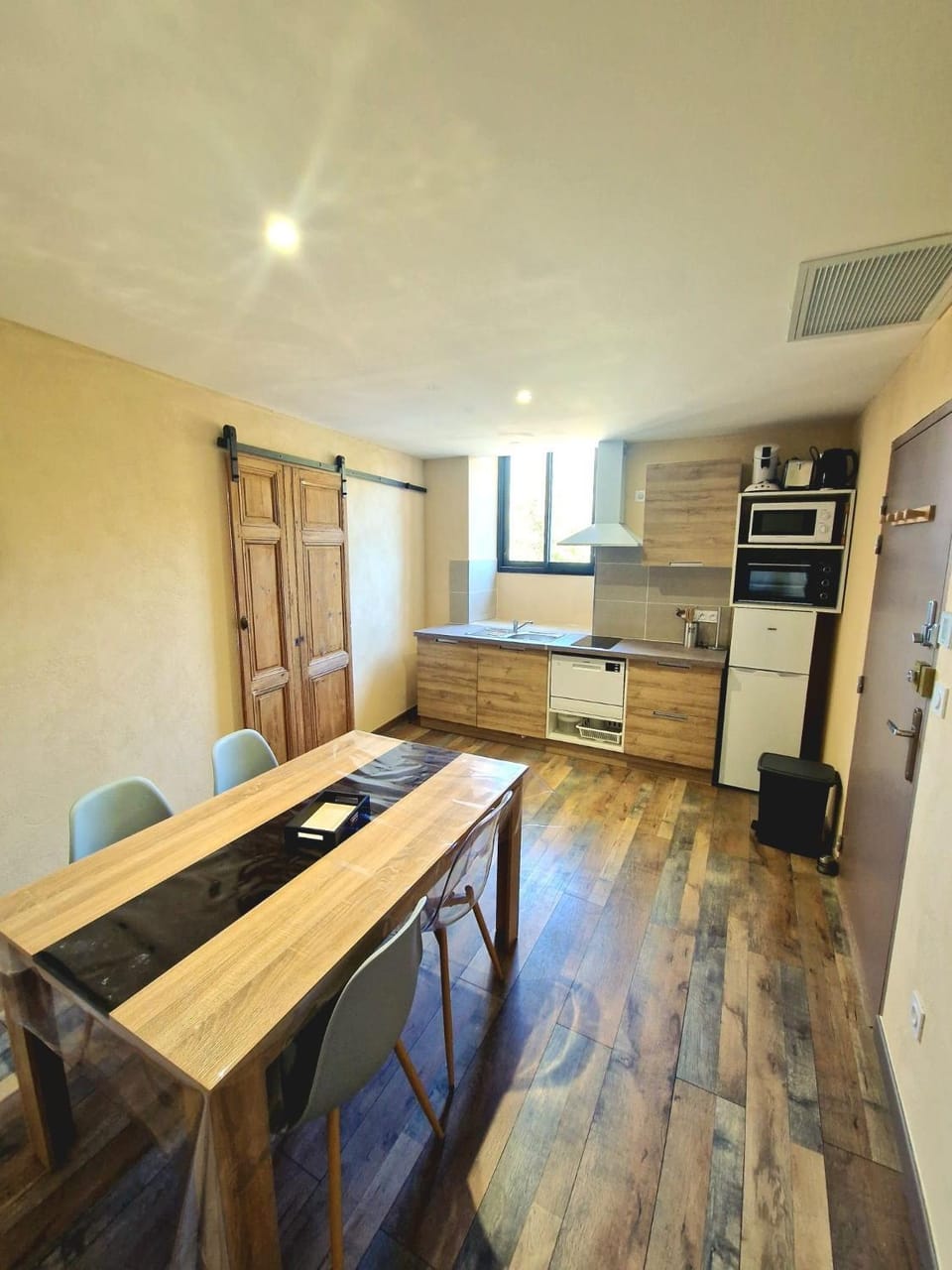 Kitchen or kitchenette, Dining area, minibar, pet friendly