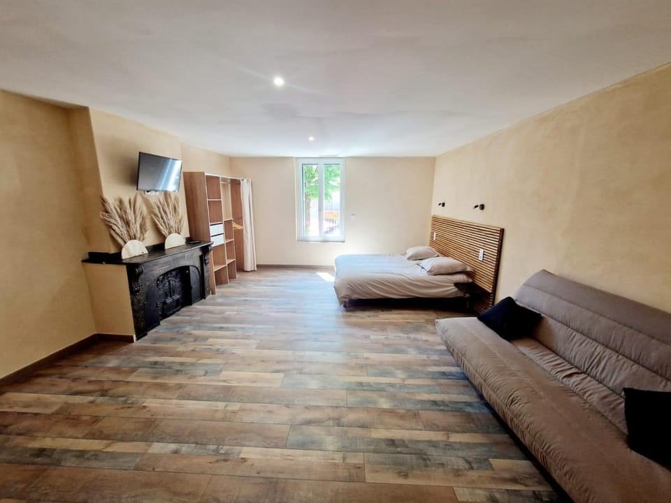 Bed, TV and multimedia, Living room, Bedroom