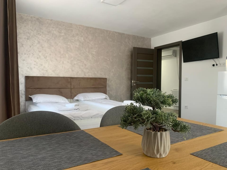 Bed, TV and multimedia, Photo of the whole room, Bedroom